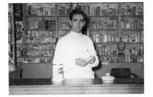 1956 - En la farmacia de Cambre